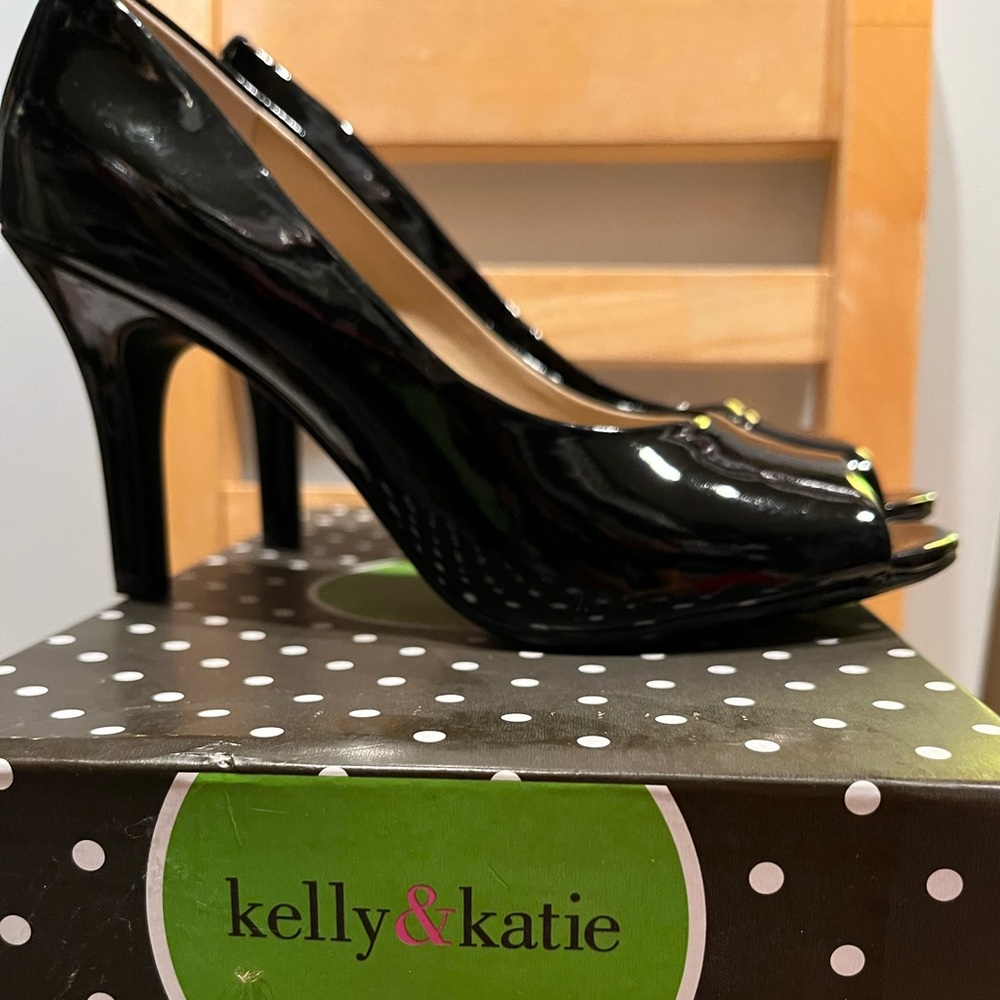 Women’s black heels size 7.5. Only worn once!